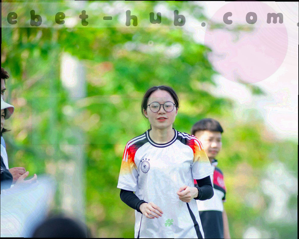 抽象界面示意图，用暖橙色细框标出版本号的显示位置，界面内不含真实文字